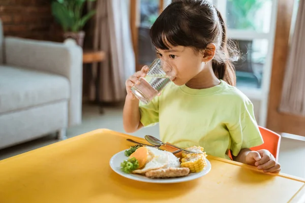 Niño bebiendo mientras desayuna sano —  Fotos de Stock
