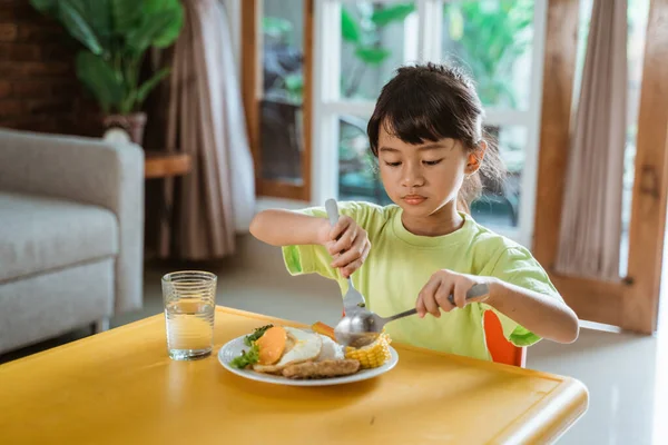 Anak mandiri makan sendiri di rumah — Stok Foto