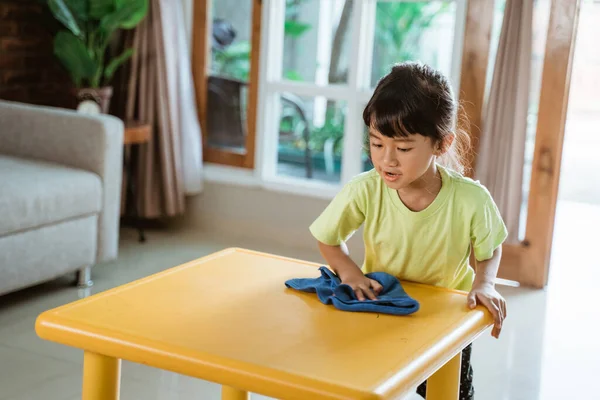 Little kid cleaning up the table — Stock Photo, Image