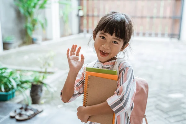 子供は学校に行く前にさよならを振って — ストック写真