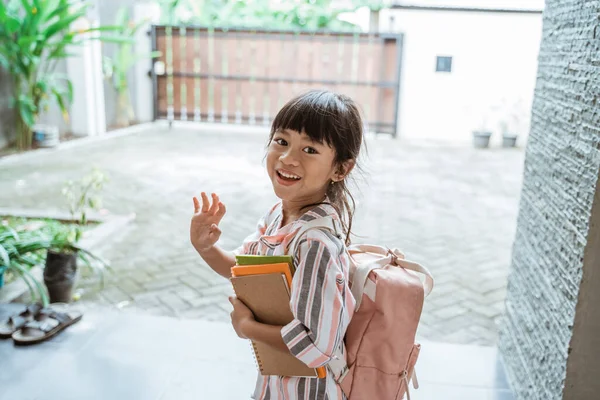 Criança acenando adeus antes de sair para a escola — Fotografia de Stock