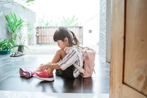 3.女孩自己穿上鞋子 — 图库照片