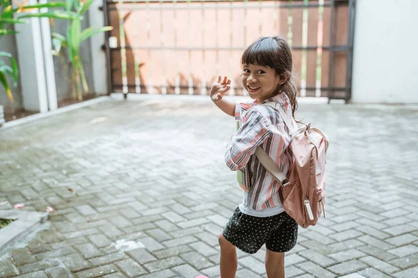 Çocuk okula gitmeden önce el sallıyor. — Stok fotoğraf