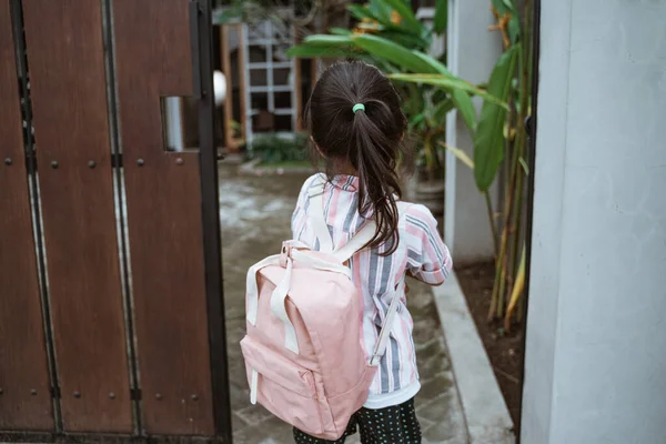 Menina se preparando para a escola — Fotografia de Stock