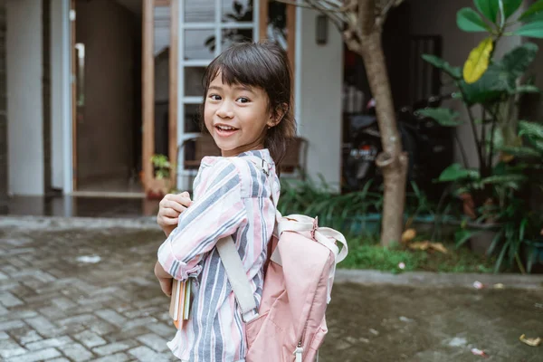 Criança sorrindo para a câmera antes de ir para a escola — Fotografia de Stock