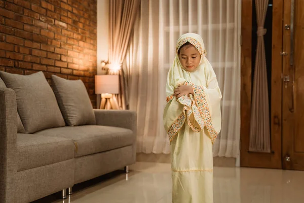 Női gyermek muszlim imádkozik otthon — Stock Fotó