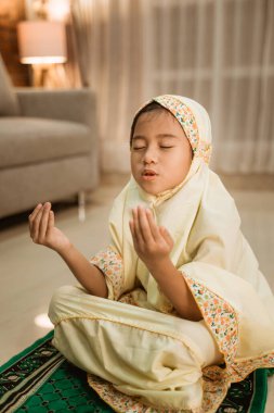 Asyalı müslüman çocuk dua ediyor
