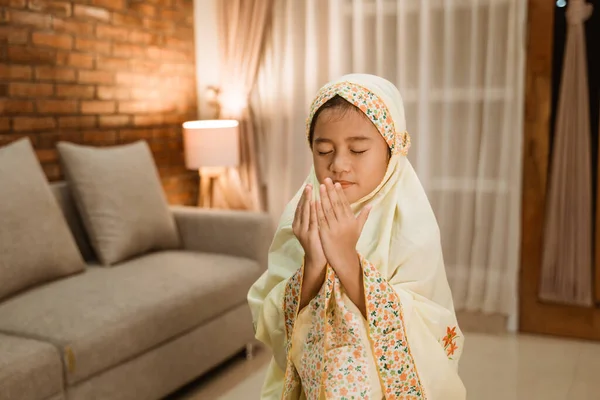 Niño musulmán rezar a Dios —  Fotos de Stock