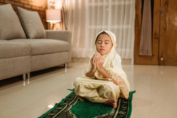 イスラム教徒の子供は神に祈り — ストック写真