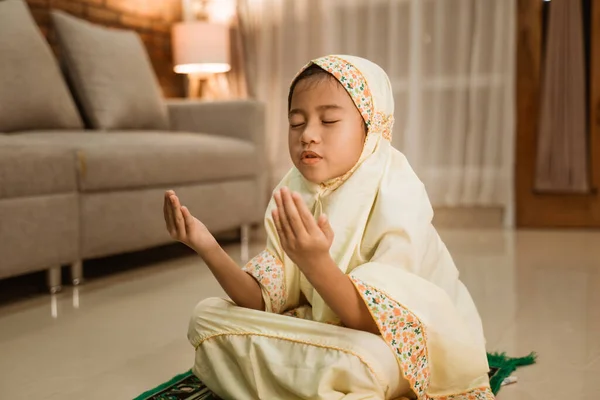 Moslim kind bid tot God — Stockfoto