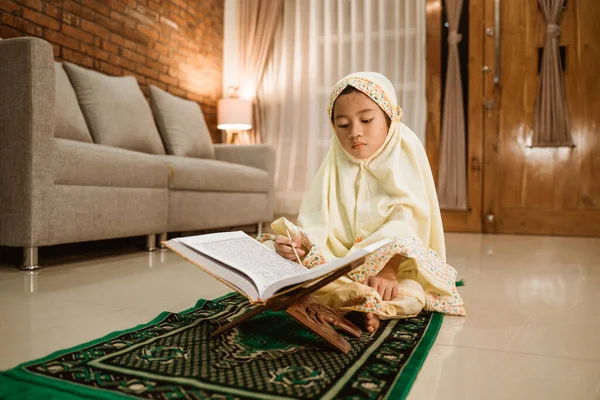 Dívka čte quran sama doma — Stock fotografie