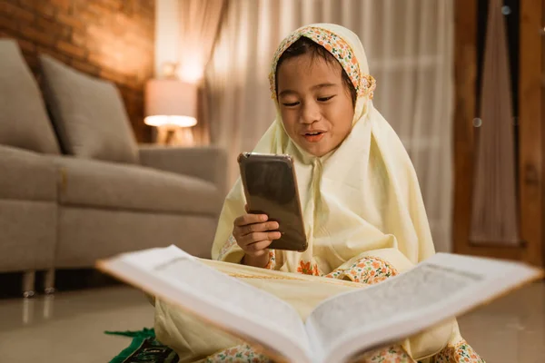 Muslimisches Kind benutzt Handy nach dem Gebet — Stockfoto