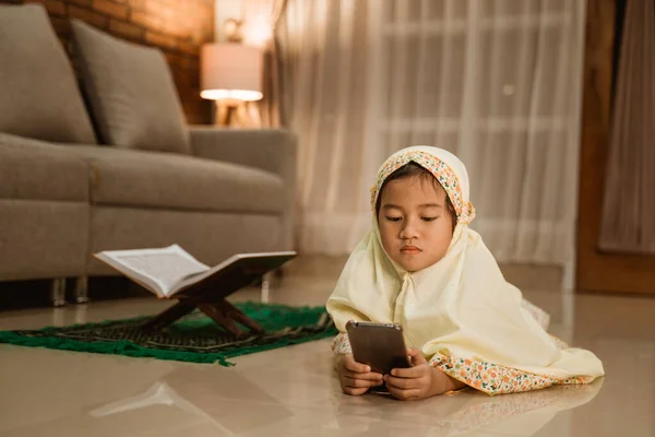 Muslim παιδί χρησιμοποιώντας το κινητό τηλέφωνο μετά την προσευχή — Φωτογραφία Αρχείου