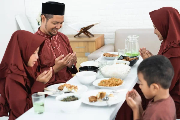 Müslüman aile oruç tutarken dua eder — Stok fotoğraf