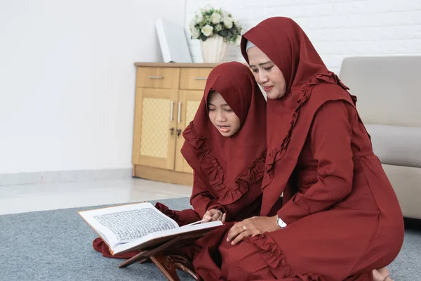 Kız, Al-Kur 'an' ı annesinden öğreniyor. — Stok fotoğraf