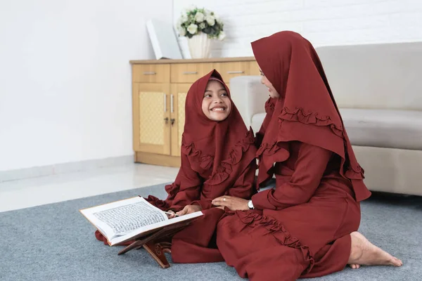 Η κόρη μαθαίνει το Αλ Κοράν με τη μητέρα της. — Φωτογραφία Αρχείου