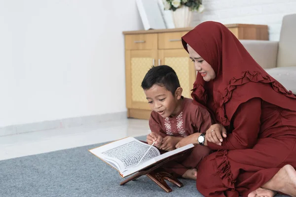 Asiático menino aprende o Al-Quran com sua mãe — Fotografia de Stock