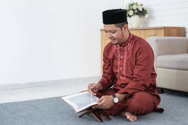 Asiatisk manlig inlärning av Koranen — Stockfoto