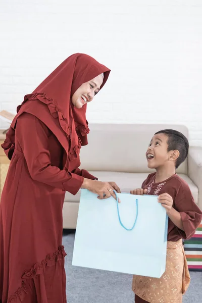 Asiático madre dar regalos a su hijo — Foto de Stock
