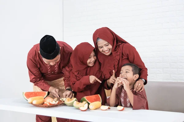 Aasian perhe valmistaa hedelmiä murtaa nopeasti — kuvapankkivalokuva