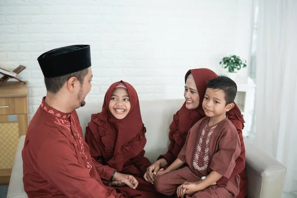 Concepto de Eid Mubarak, familia asiática con ropa tradicional malaya —  Fotos de Stock