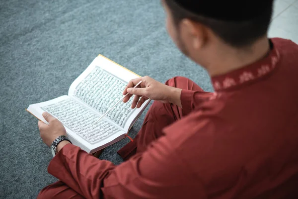 Asiatico maschio apprendimento del Corano — Foto Stock
