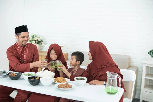 Müslüman aile kahvaltı yaparken tatlı içkinin tadını çıkarıyor. — Stok fotoğraf