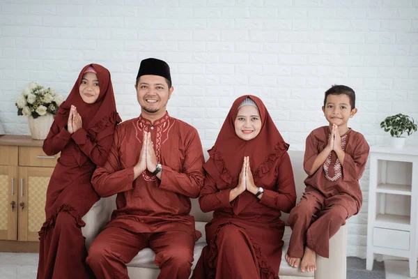 Familia musulmană asiatică dorește Happy Eid Mubarak — Fotografie, imagine de stoc