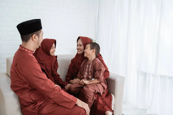 Eid Mubarak koncept, asiatisk familj bär malajiska traditionella kläder — Stockfoto