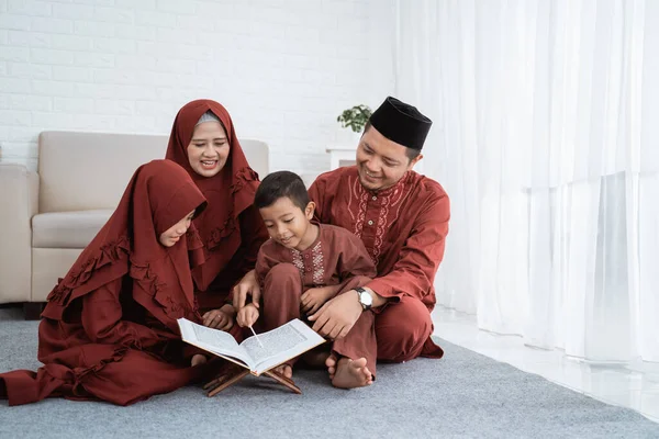 Aziatische familie leren koran bijbel samen wanneer vrije tijd — Stockfoto