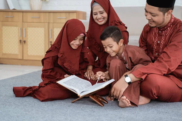 Família asiática aprende a bíblia do Alcorão juntos quando tempo livre — Fotografia de Stock