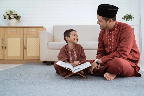 Filho aprende o Al-Quran com seu pai — Fotografia de Stock