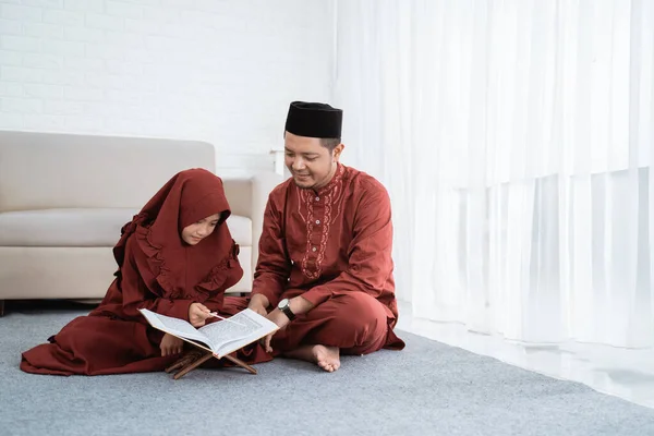 Véu menina aprende o Al-Quran com seu pai — Fotografia de Stock