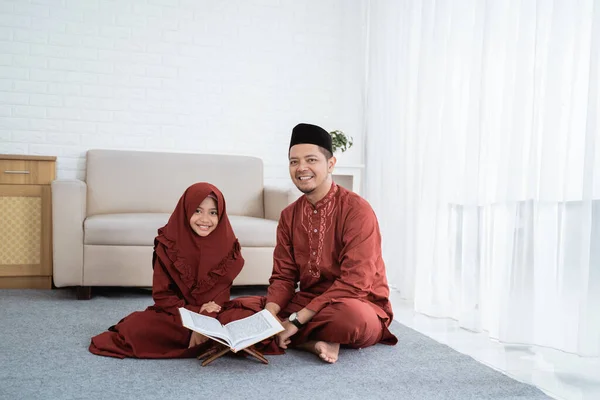 Véu menina aprende o Al-Quran com seu pai — Fotografia de Stock