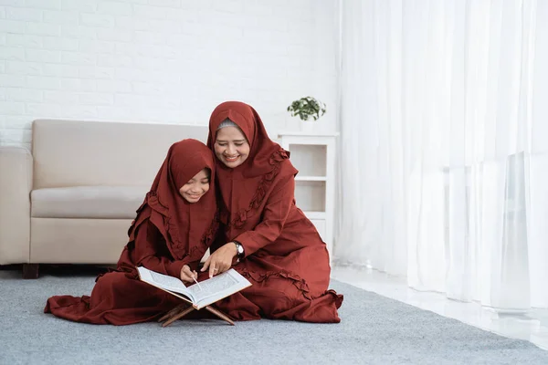 女儿和母亲一起学习《古兰经》 — 图库照片