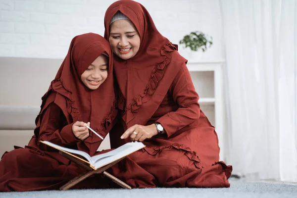 Voile fille apprend le Coran avec sa mère — Photo