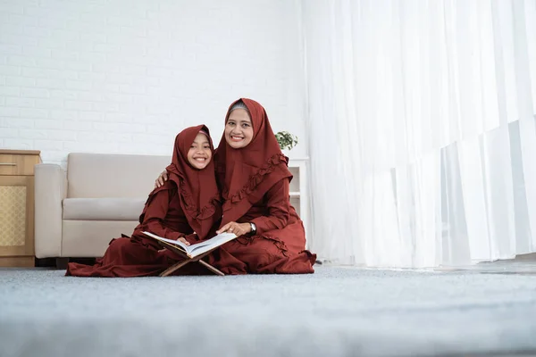 Véu menina aprende o Al-Alcorão com sua mãe — Fotografia de Stock