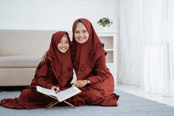 Kız, Al-Kur 'an' ı annesinden öğreniyor. — Stok fotoğraf