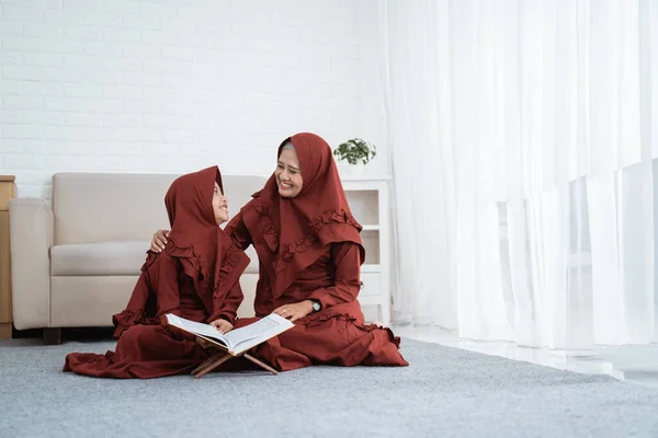 Dívka se závojem se učí Al-Korán se svou matkou — Stock fotografie