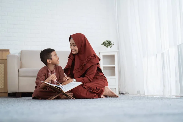 Anak belajar Al-Quran dengan ibunya — Stok Foto