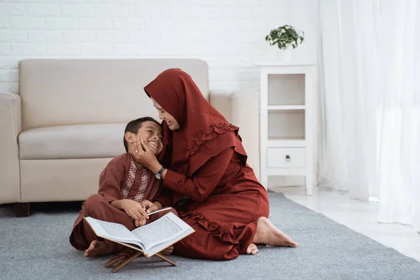 아시아 소년 이 어머니와 함께 코란을 배우다 — 스톡 사진