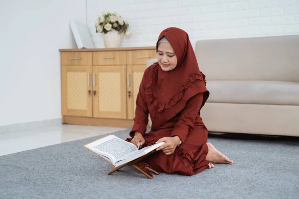 Mujer asiática velada aprendiendo del Corán — Foto de Stock