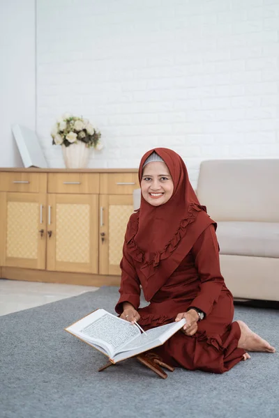 Mujer musulmana hiyab aprendiendo del Corán — Foto de Stock