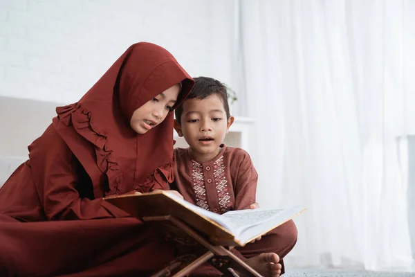 A boy learns the Al-Quran with her sister — Stock Photo, Image