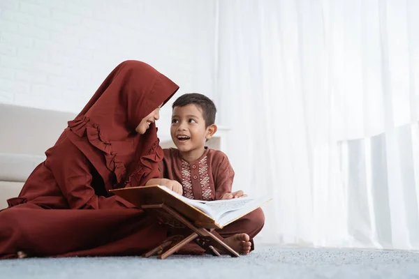 Asiatischer Junge lernt mit ihrer Schwester den Koran — Stockfoto