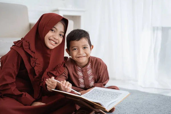 Asiático menino aprende o Al-Quran com sua irmã — Fotografia de Stock