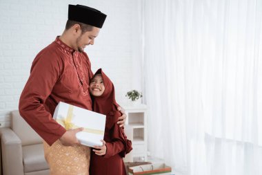 Baba, kızına hediyeler ver ve kucakla.