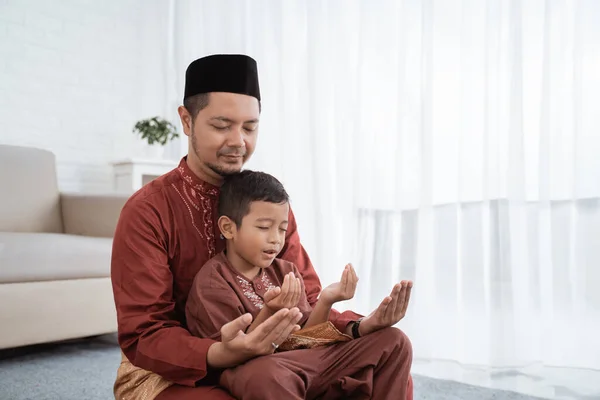 Pai e filho rezando juntos — Fotografia de Stock