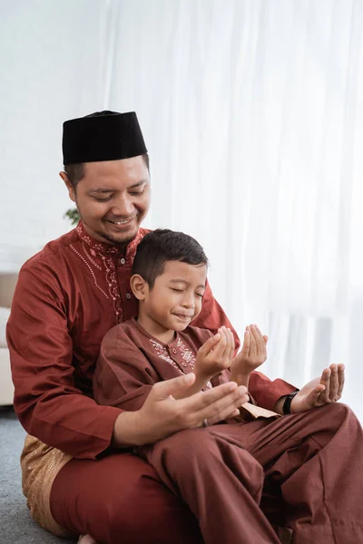 Otec a syn se modlí společně — Stock fotografie