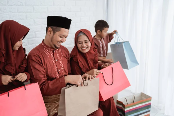 Padre musulmano, madre, figlia e figlio in possesso di sacchetti di carta — Foto Stock